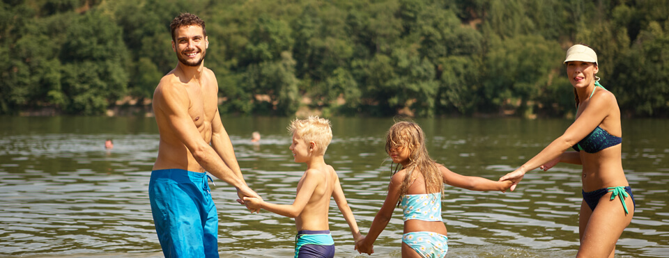 Titelbild - Familie mit 2 Kindern am Badesee